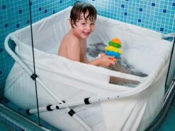 BiBaBad Verstelbaar Wit 70-90 Cm, Badzak Met Knoopsluiting. Maak Van Je Douche Een Kinderbad. Dit Opvouwbaar Bad Kun Je In Lengte Breedte En Hoogte Aanpassen Zodat Je Optimaal Gebruik Kunt Maken Van Je Doucheruimte.
