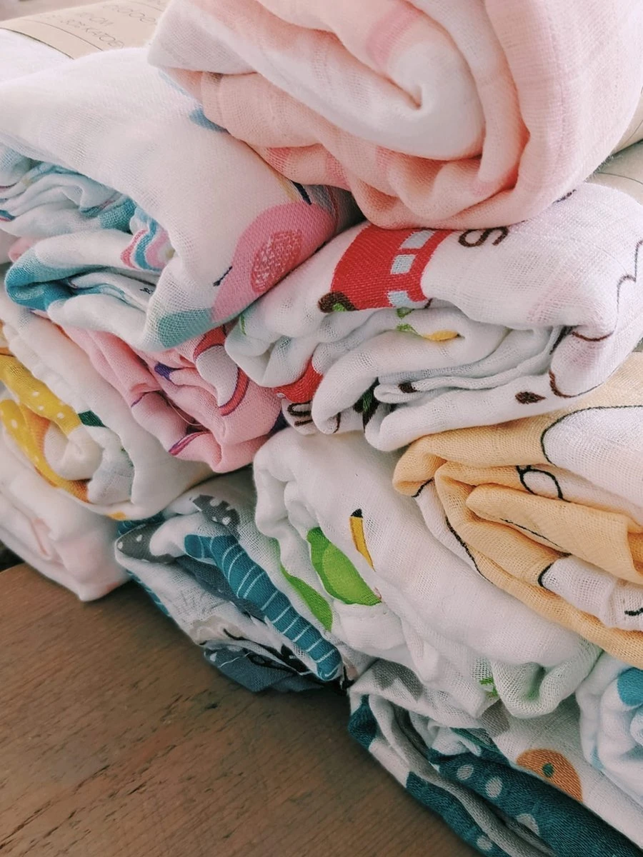 XL Eco Vriendelijk Bamboe - Hydrofiel Doek / Swaddle Blue Whale - 120 X 110 Cm - 70% Bamboe, 30% Biologisch Katoen - Inbakerdoek - Swaddle - Hydrofiele Doek - Inbakerdeken - Hydrofiele Luier - Multidoek - Ecobabyshop - Walvis - Mint Groen - Baby - Image 3